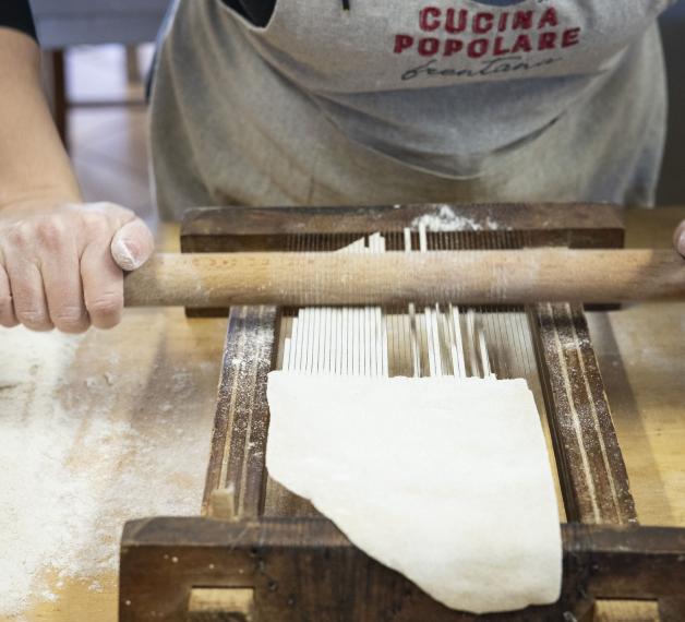 Maccheroni alla chitarra in preparazione
