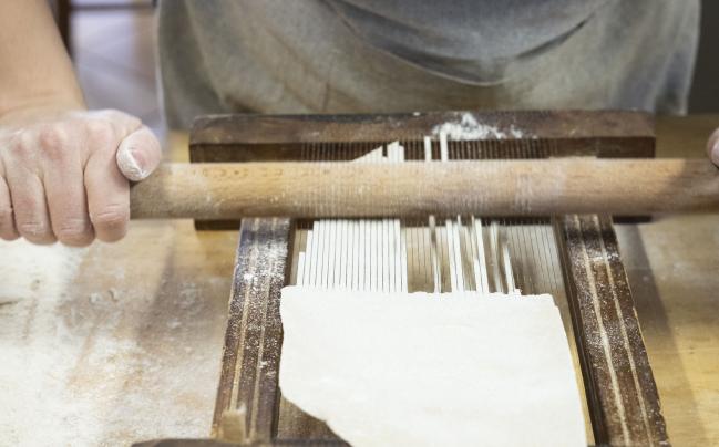 Maccheroni alla chitarra in preparazione