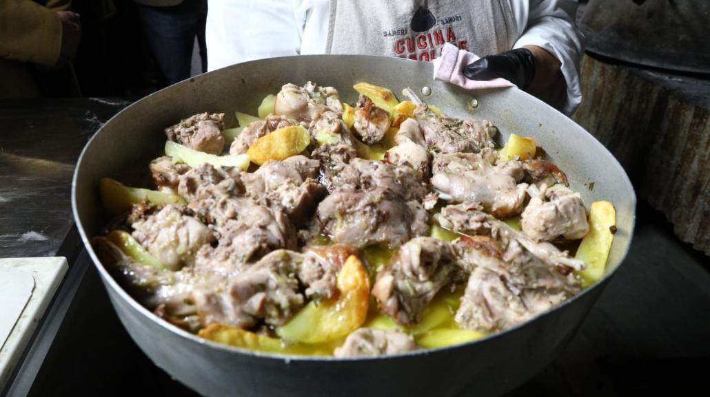 Coniglio e patate sotto il coppo