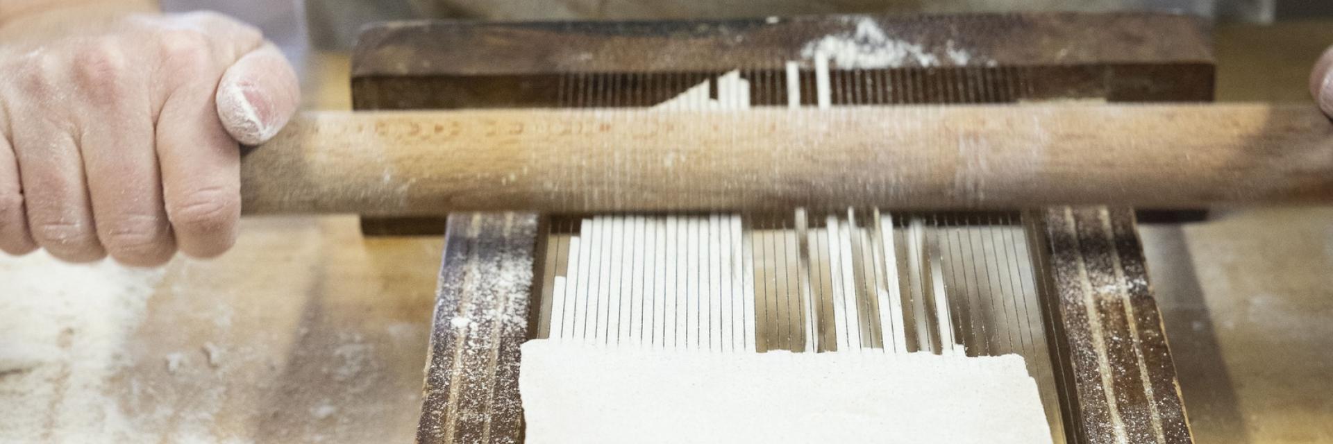 Maccheroni alla chitarra in preparazione